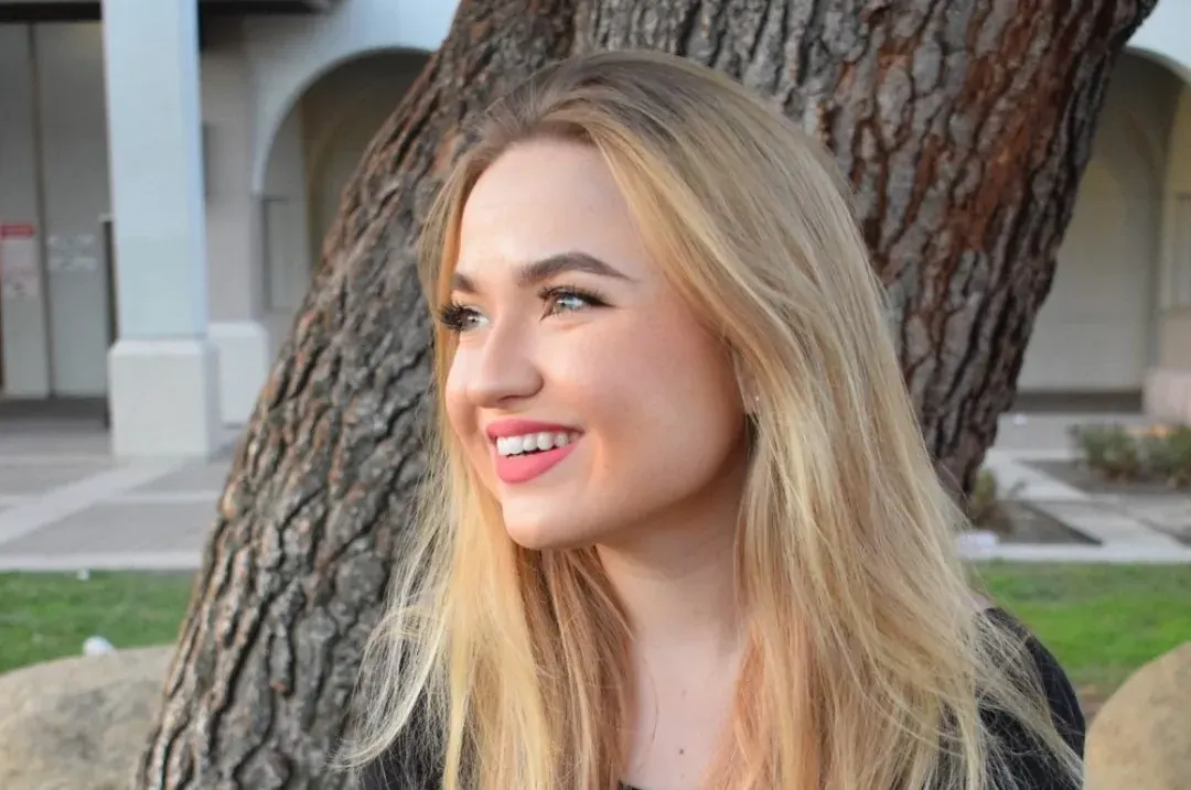 Jordyn Foley with Harmony & Healing live musical zoom visits for patients and loved ones